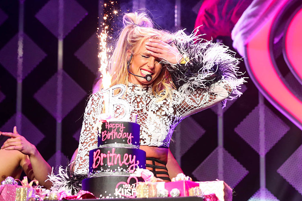 Britney Spears, pe scenă, cu un tort în față, de ziua ei