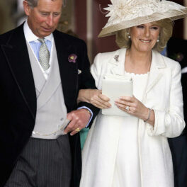 Prințul Charles, de mână cu Camilla Parker Bowles, după ce s-a oficiat căsătoria lor