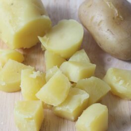 Cartofi fierți, curățați și tocați în cuburi