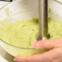 Crema de avocado cu iaurt procesată cu blenderul