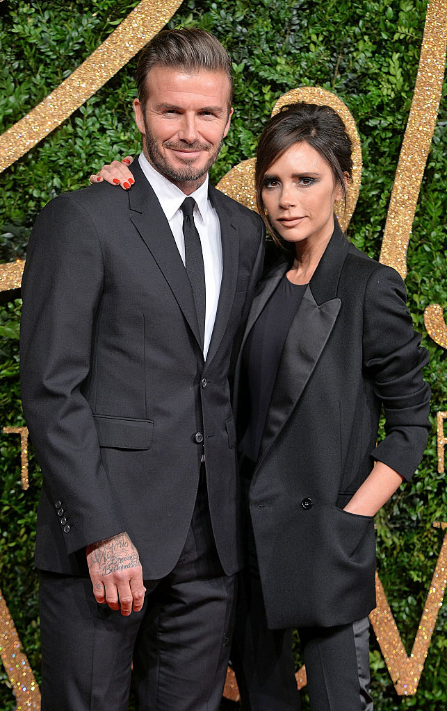 Soții Beckham, pe covorul roșu, la un eveniment monden, îmbrăcați în ținute negre