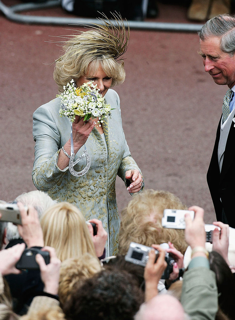 Ducesa de Cornwall, alături de Prințul Charles, în fața fotografilor, în ziua nunții