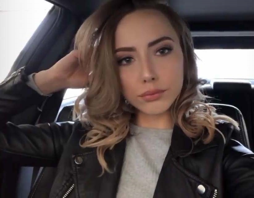 Hailie Jade Scott, un selfie în mașină, machiată discret