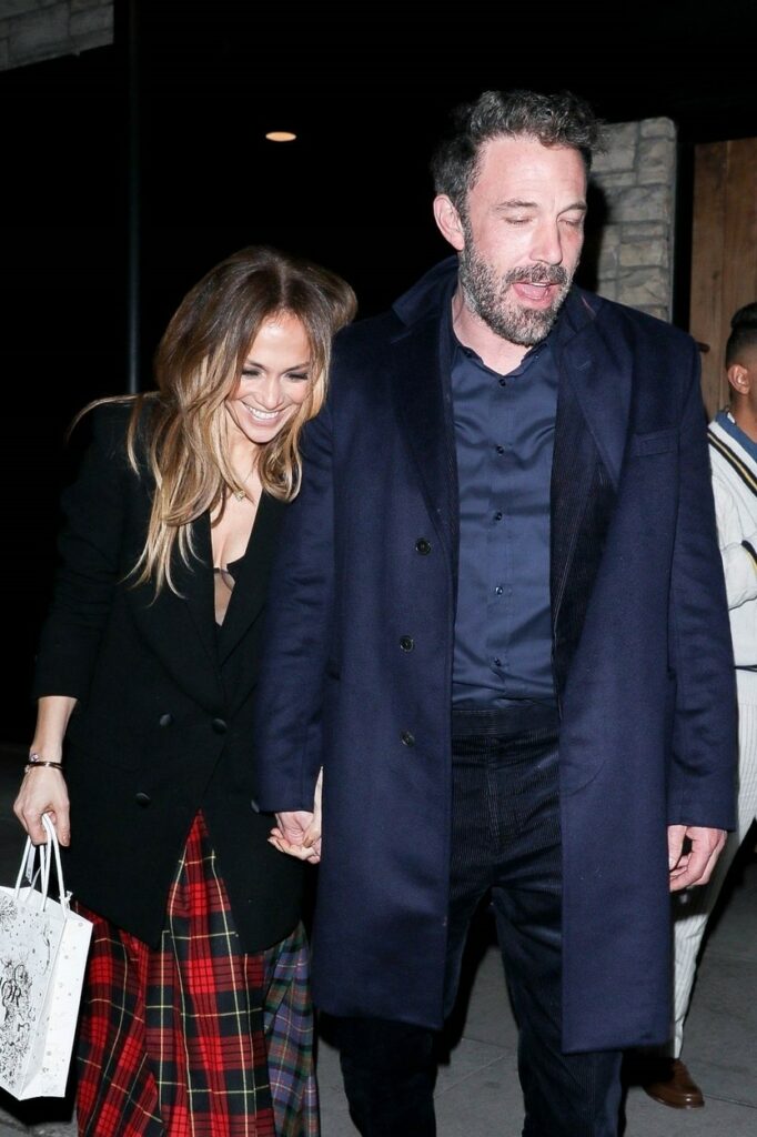 Jennifer Lopez, de mână cu Ben Affleck, în Beverly Hills, la un restaurant luxos