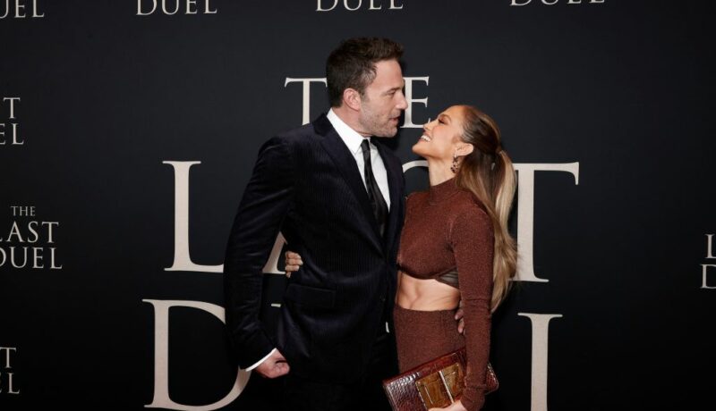 Jennifer Lopez și Ben Affleck, la premiera Last Duel, fericiți