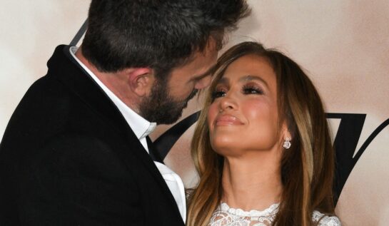 Jennifer Lopez, fotografiată privind-ul tandru pe Ben Affleck la premiera Marry Me