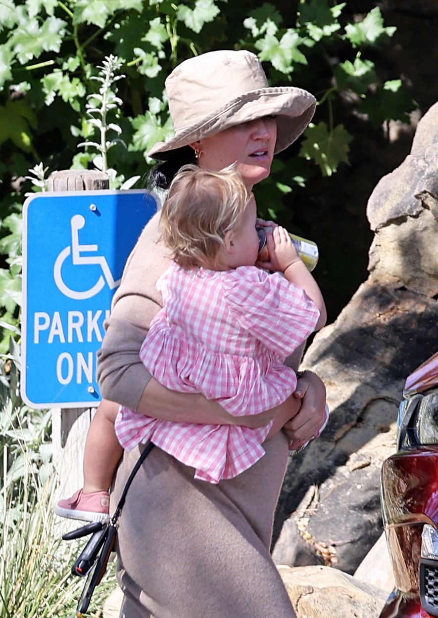 Katy Perry, alături de fiica ei, la o grădină botanică din Santa Barbara