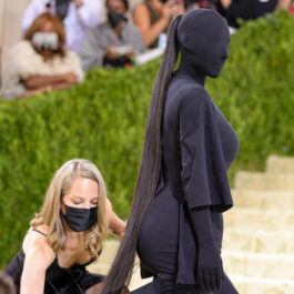 Kim Kardashian, cu mască neagră pe față, la Met Gala 2021