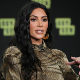 Kim Kardashian, la un eveniment monden, în 2020, într-o maletă închisă la culoare
