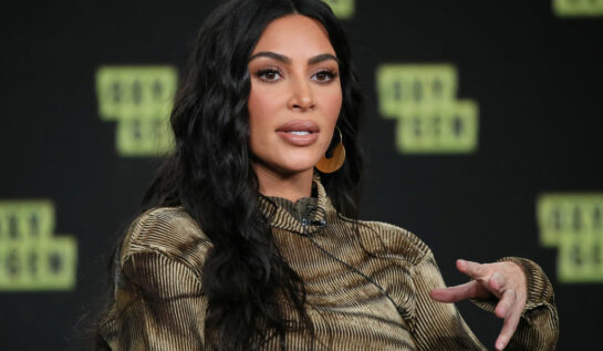 Kim Kardashian, la un eveniment monden, în 2020, într-o maletă închisă la culoare