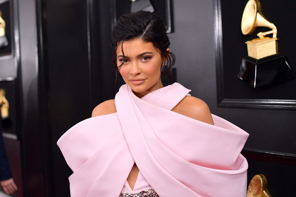 Kylie Jenner, într-o rochie roz, voluminoasă, la Premiile Grammy, în 2019