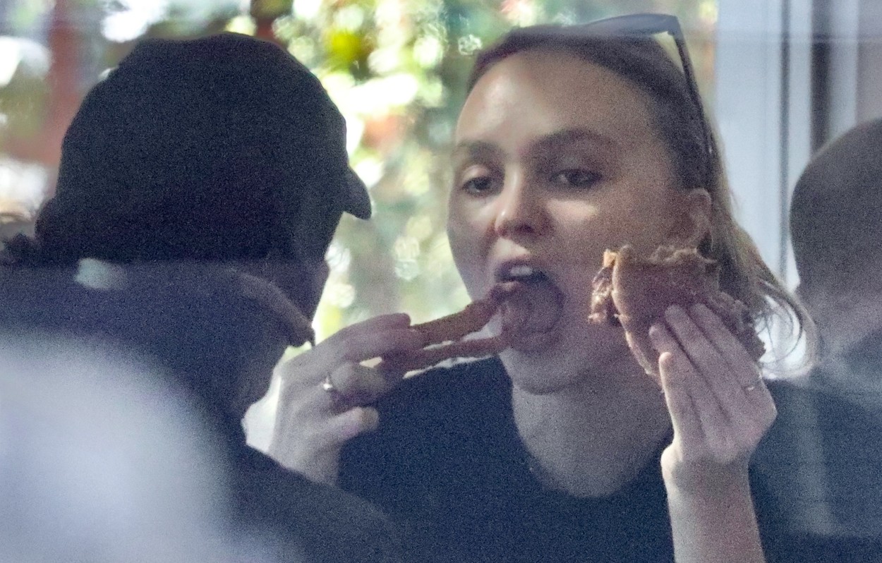 Lily-Rose Depp, pozată în timp ce mănâncă