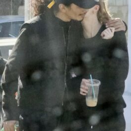Lily Rose Depp se sărută cu iubitul ei, pe stradă
