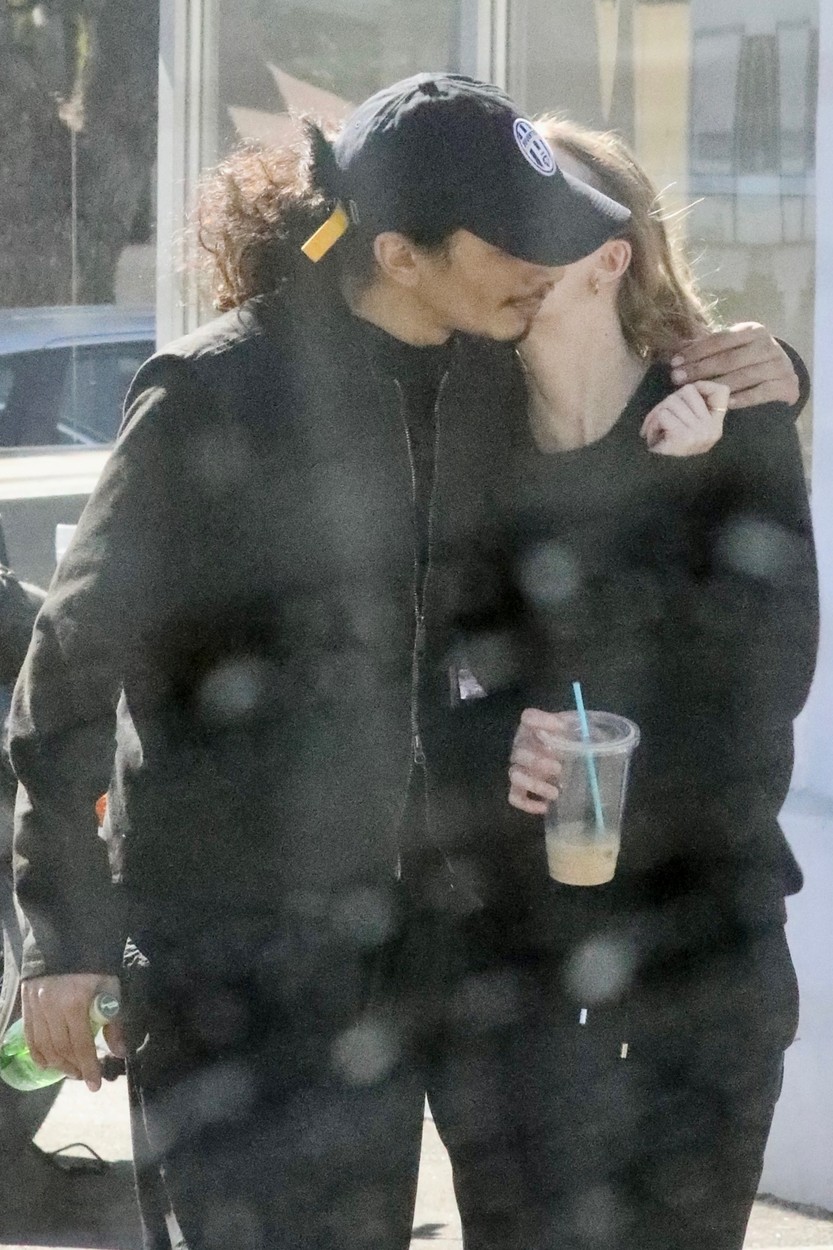 Lily Rose Depp se sărută cu iubitul ei, pe stradă