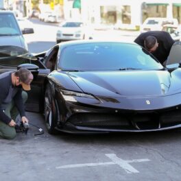 Un bărbat în timp ce repară roata mașinii vedetei Kendall Jenner