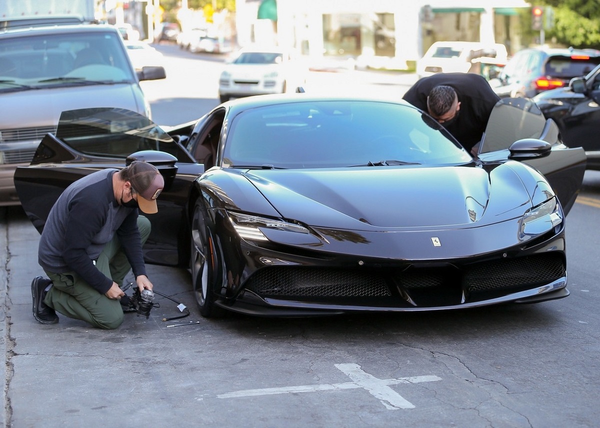 Un bărbat în timp ce repară roata mașinii vedetei Kendall Jenner