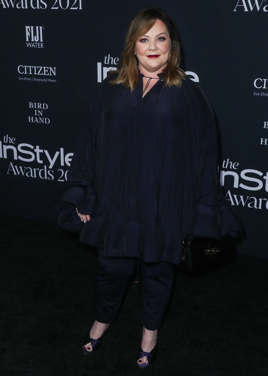 Melissa McCarthy, fotografiată pe covorul roșu de la InStyle Awards 2021, într-o ținută închisă la culoare
