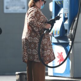Melissa McCarthy, fotografiată în timp ce își alimentează mașina