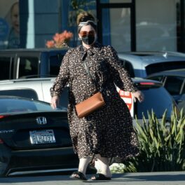 Melissa McCarthy, fotografiată pe stradă, în Los Angeles, într-o rochie lungă, largă