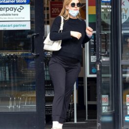 Mia Goth a fost fotografiată în timp ce ieșea dintr-un magazin și mergea în parcare