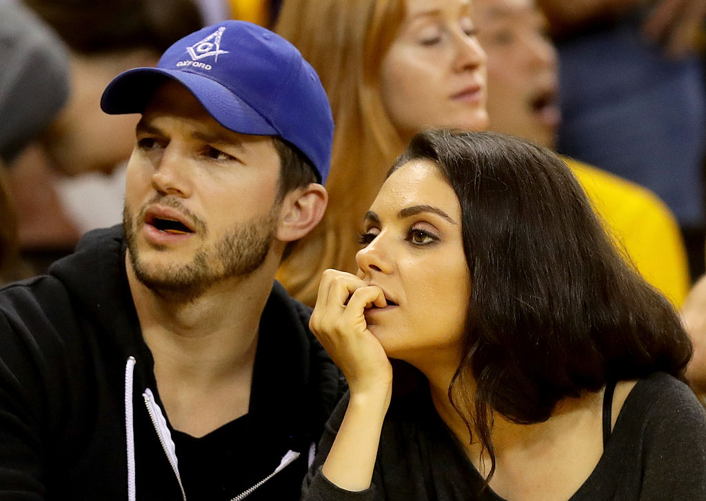 Mila Kunis și Ashton Kutcher, îmbrăcați casual, la un eveniment sportiv