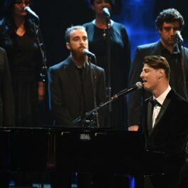 Nick Casciaro cântă la pian pe scena X Factor