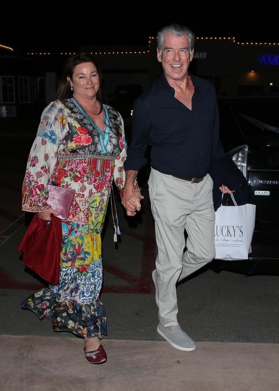 Pierce Brosnan și soția sa, fericiți, în Malibu