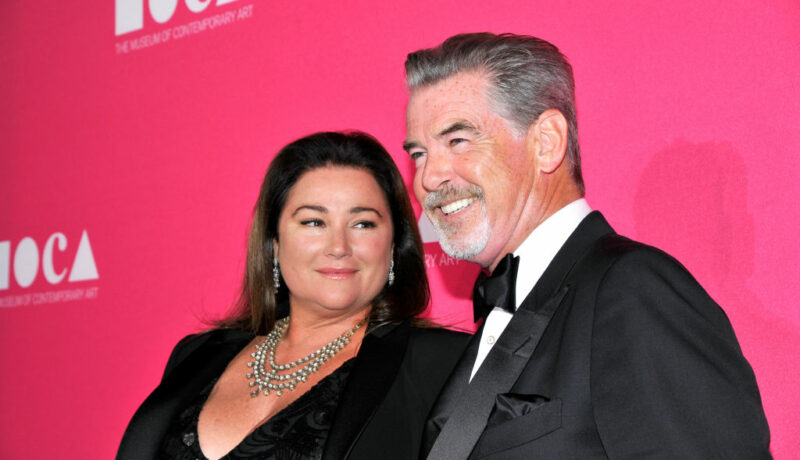 Pierce Brosnan și soția sa, la un eveniment monden, pe covorul roșu