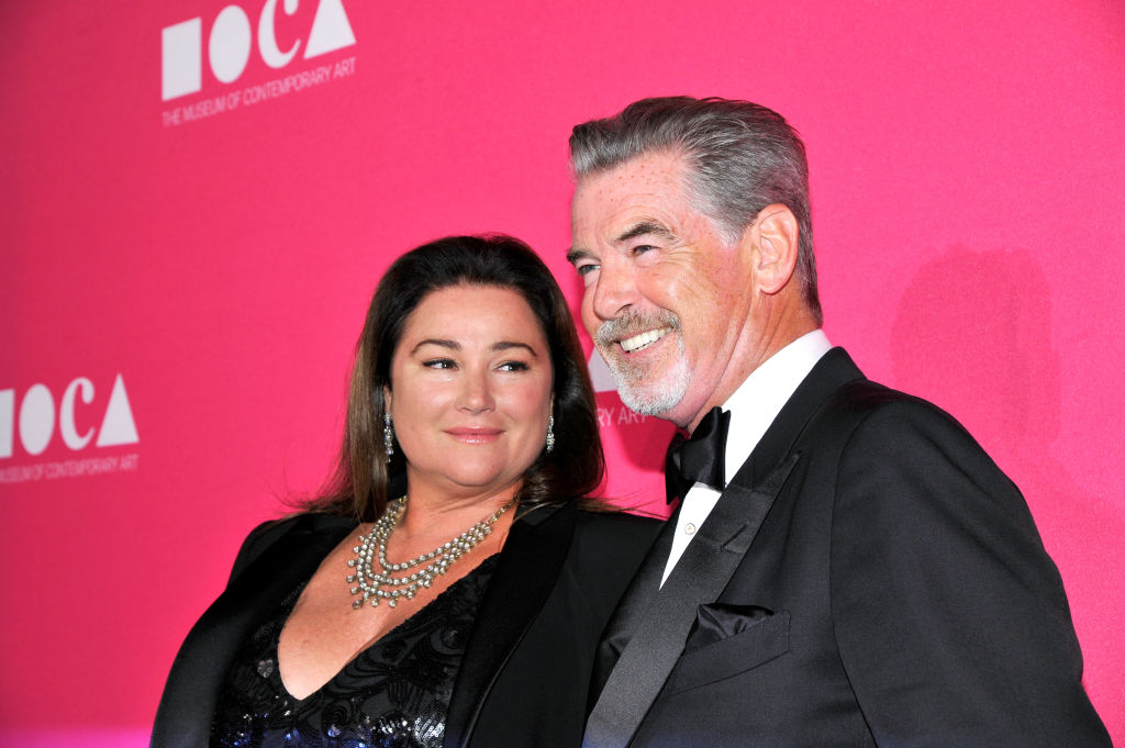 Pierce Brosnan și soția sa, la un eveniment monden, pe covorul roșu