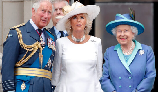 Prințul Charles, alături de Camilla, îmbrăcată în alb, și Regina Elisabeta, îmbrăcată în bleu, în anul 2018, la celebrarea centenarului forțelor aeriene britanice