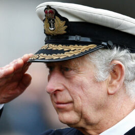 Prințul Charles, salut militar, la un eveniment organizat de marină