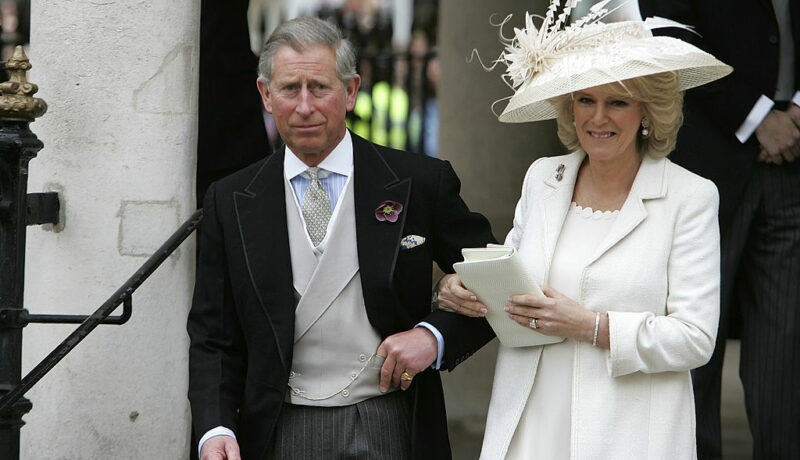 Camilla Parker Bowles, la brațul Prințului Charles, în ziua nunții lor