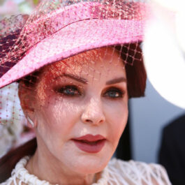 Priscilla Presley, la un eveniment în Australia, cu o pălărie roz pe cap