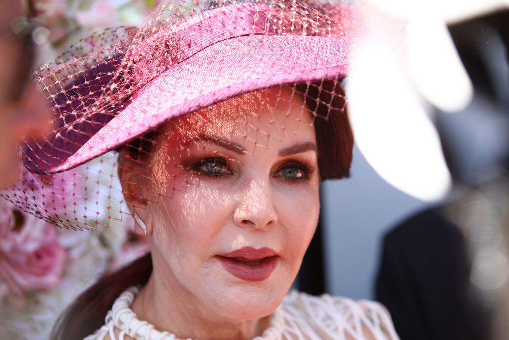 Priscilla Presley, la un eveniment în Australia, cu o pălărie roz pe cap