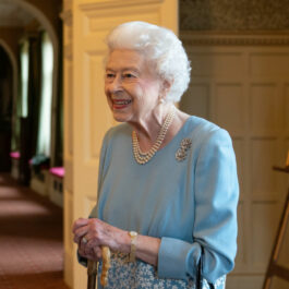 Regina Elisabeta, la un eveniment organizat la Sandringham, ]ntr-o rochie albastră