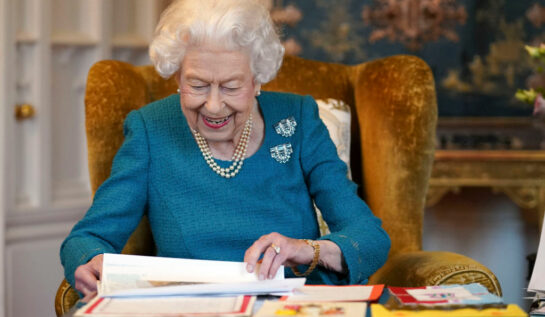 Regina Elisabeta, la birou, fotografiată în timp ce semnează niște acte