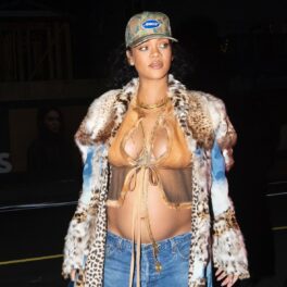 Rihanna, cu burtica de gravidă la vedere