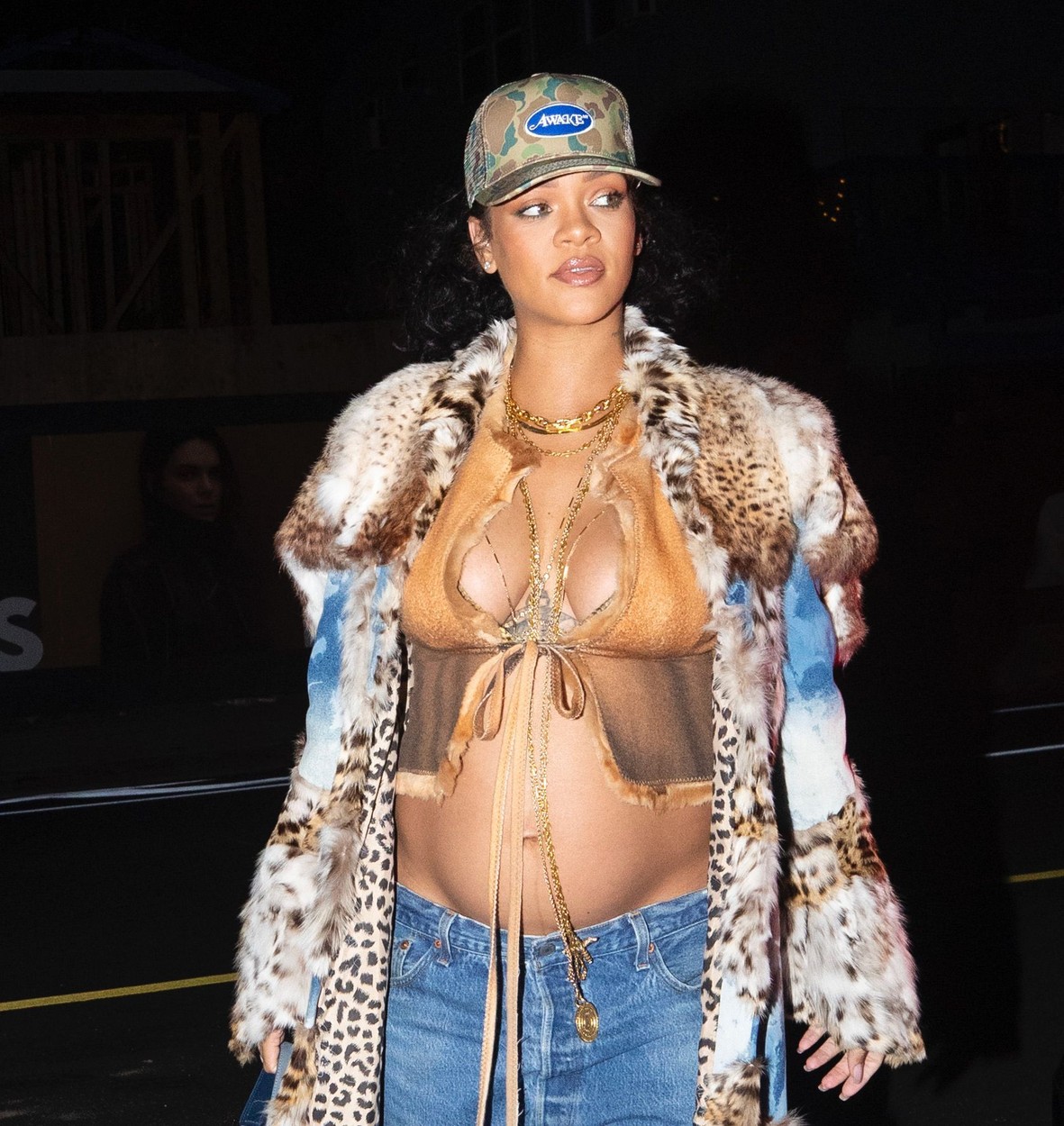 Rihanna, cu burtica de gravidă la vedere