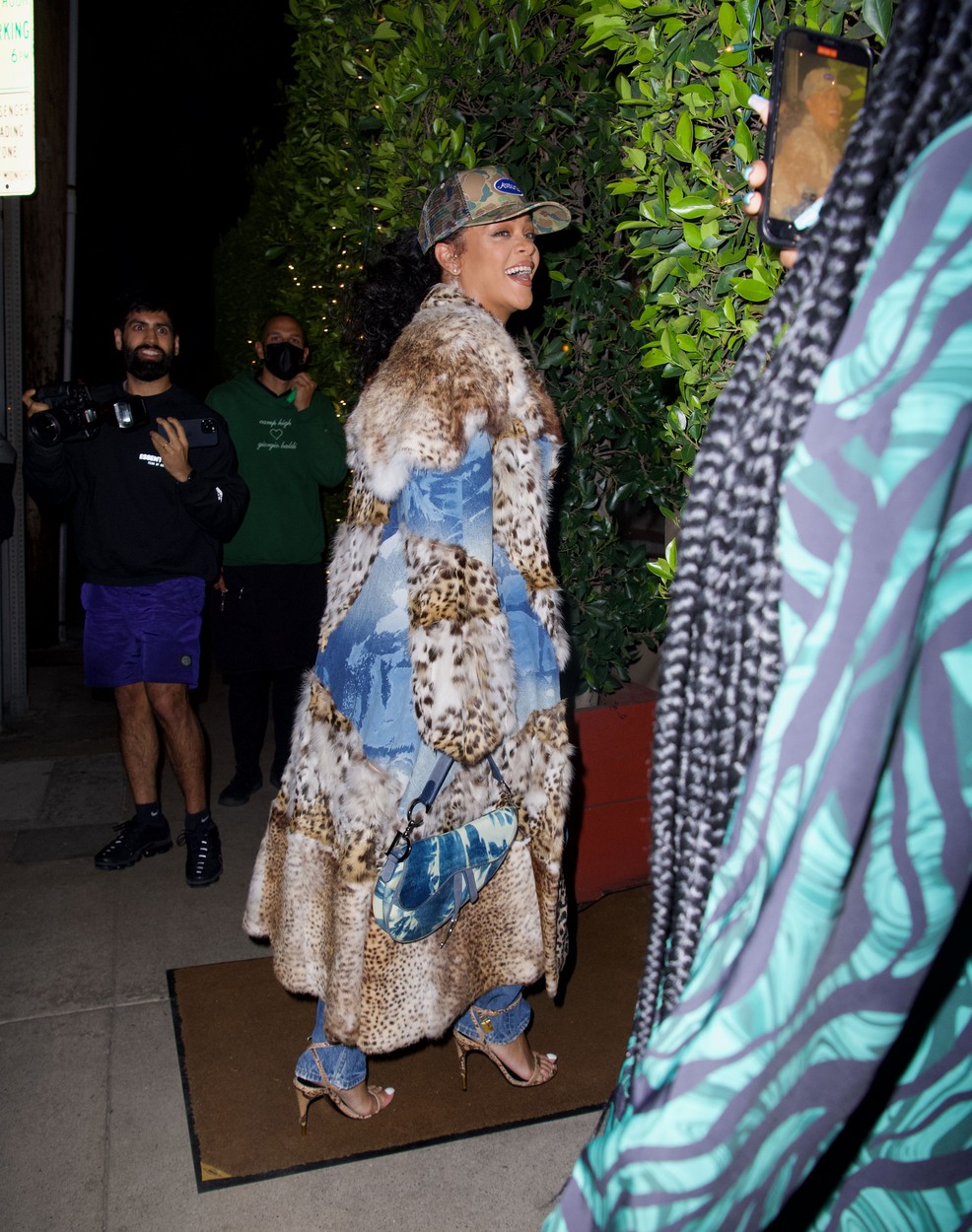 Rihanna, fotografiată în timp ce intr-o într-un restaurant, într-o haină lungă