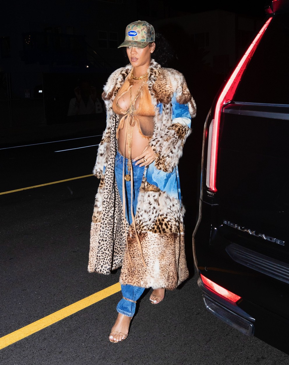 Rihanna și-a etalat burtica de gravidă într-un top și o haină din blană