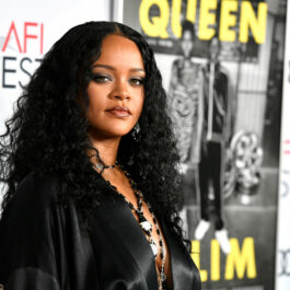 Rihanna, la un eveniment monden, într-o rochie neagră