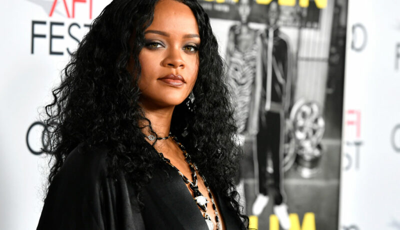 Rihanna și-a etalat burtica de gravidă într-un top și o haină din blană. Artista are un stil vestimentar aparte în perioada de maternitate