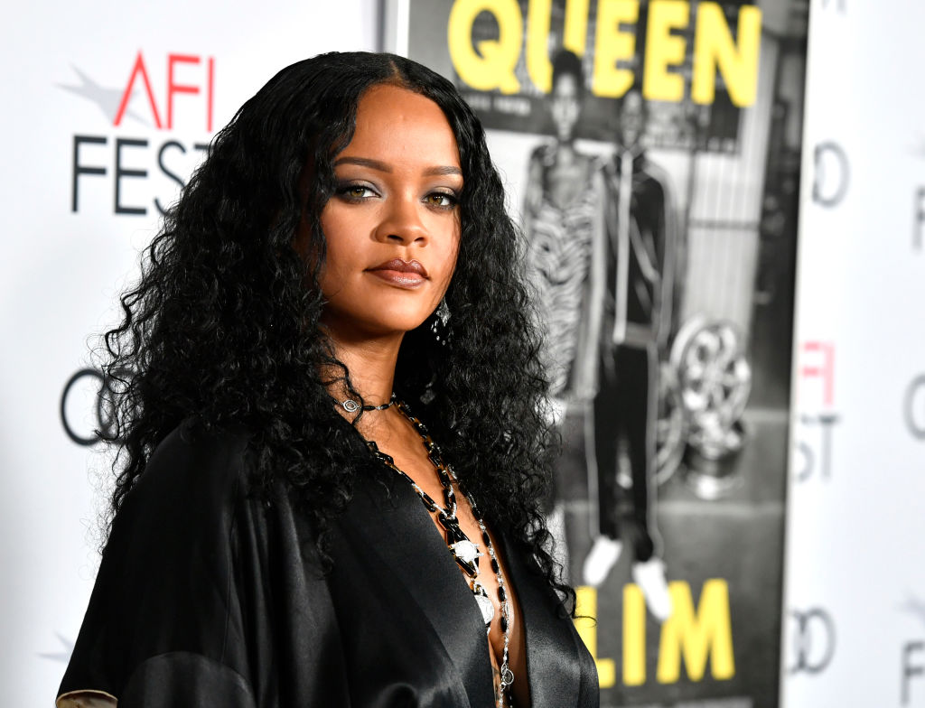 Rihanna, la un eveniment monden, într-o rochie neagră