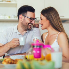 Cuplu de îndrăgostiți în bucătărie, în timp ce se simt bine unul în compania celuilalt