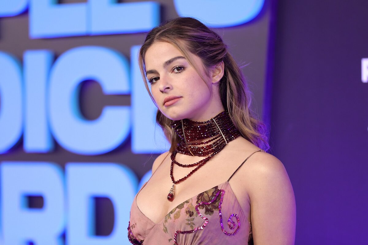 Addison Rae într-o rochie roz la People Choice Awards din California