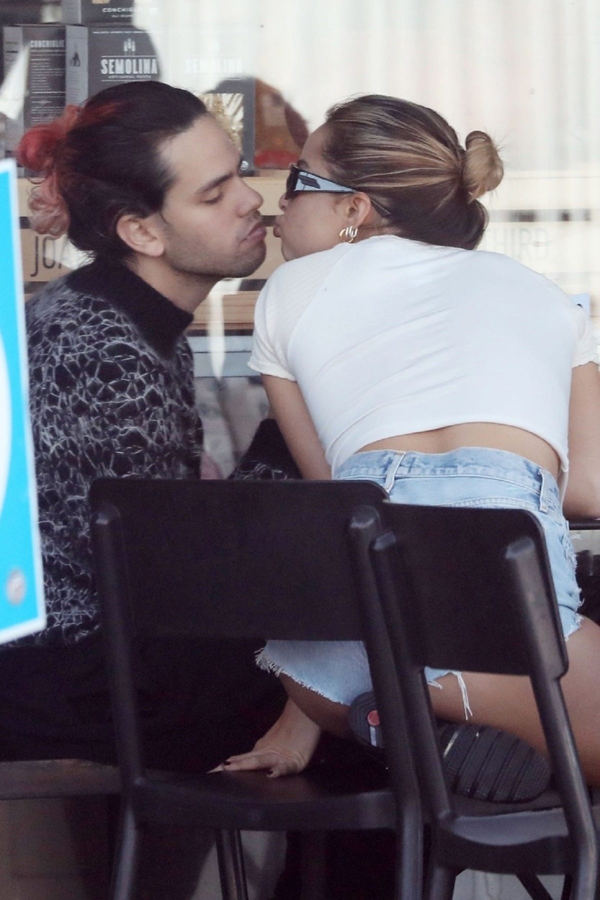 Addison Rae într-un tricou alb în timp ce se sărută cu iubitul său, Omer Fedi