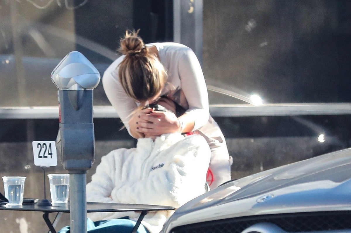 Addison Rae în timp ce își sărută iubtul la o masă în Los Angeles