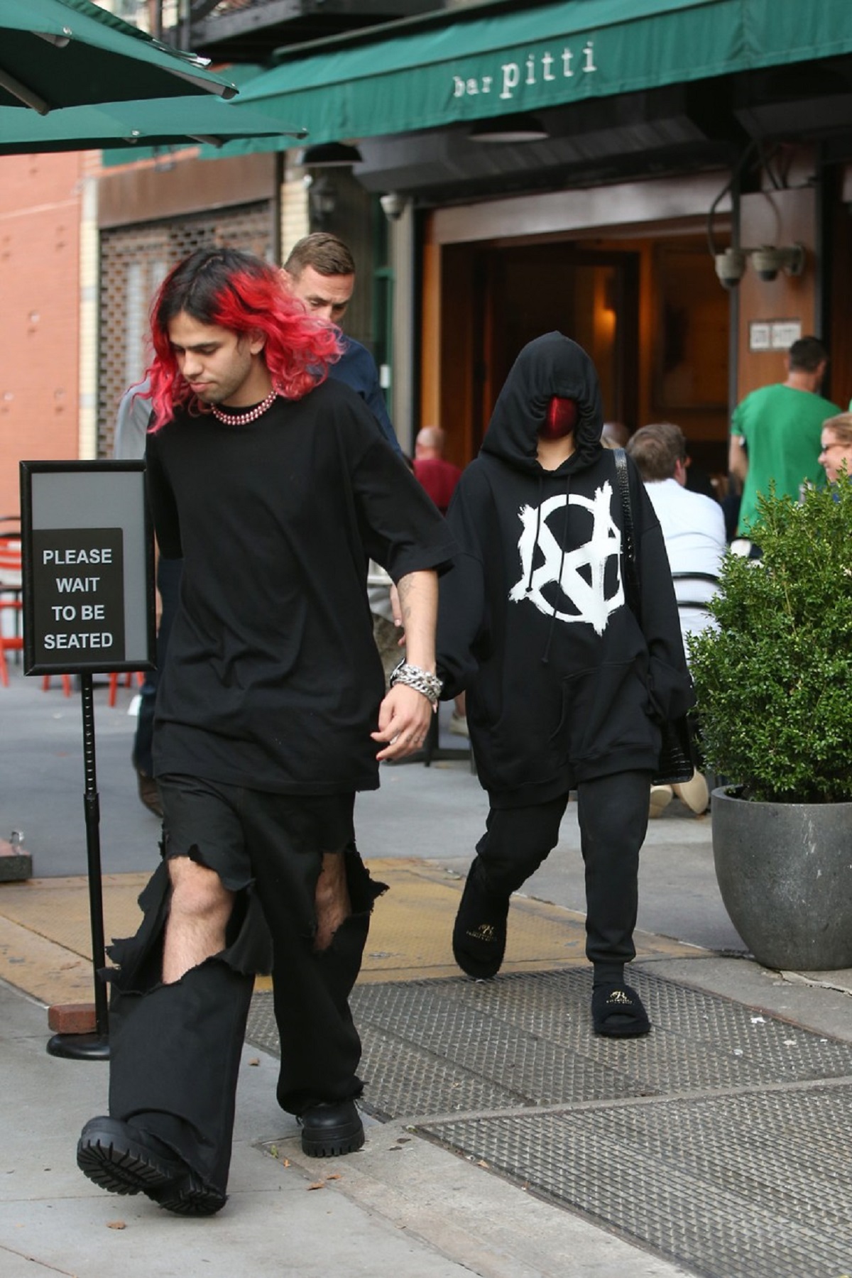 Omer Fedi într-o ținută all black alături de iubita sa, Addison Rae în timp ce părăsesc un restaurant din New York