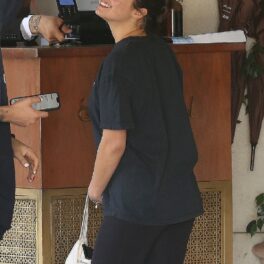 Addison Rae într-un tricou negru și o pereche de colanți în fața unui hotel din Los Angeles