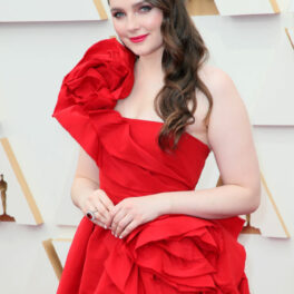 Amy Forsyth, la Premiile Oscar 2022, într-o rochie roșie, cu accente supradimensionate